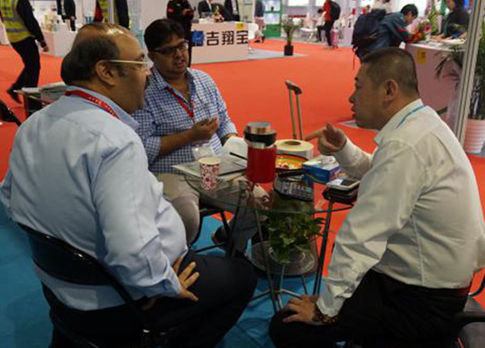 Discussing Electrical Insulation Tape Orders with International Buyers at a Trade Show